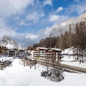 des-alpes-cortina-dampezzo.hotelinveneto.com/